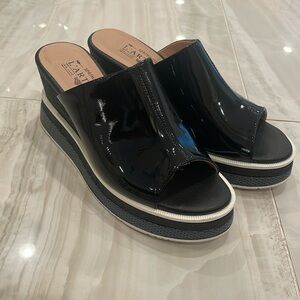 L'ARTISTE slide in wedge sandal black patent leather.